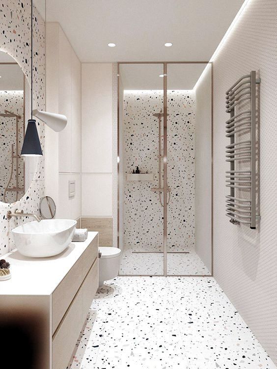 Desain Kamar Mandi Kombinasi Lantai Marmer dan Dominasi Ruangan Serba Putih