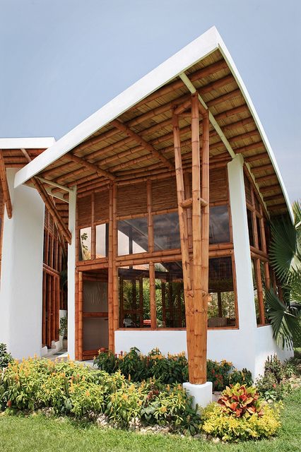Rumah Bambu Bergaya Klasik Modern