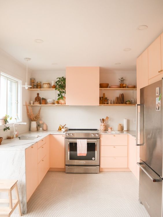 Dapur Minimalis dengan Paduan Warna Peach dan Putih