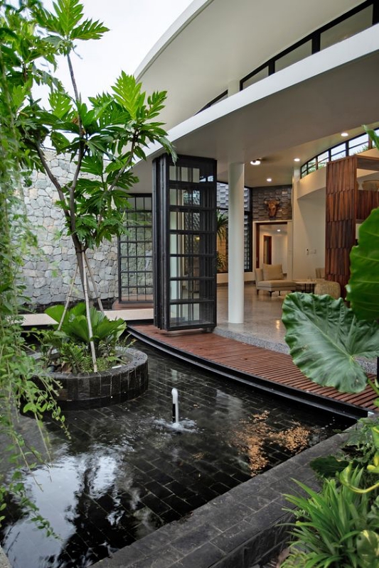 Rumah Tropis dengan Taman Minimalis dan Air Mancur Mini