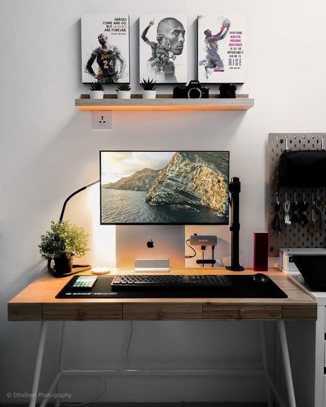 Meja Kerja dengan Tatakan PC Minimalis