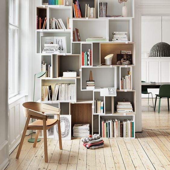 Ruang Baca dengan Kursi Kayu Simple