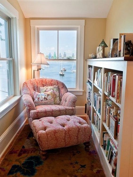 Ruang Baca dengan Single Sofa Sandaran Kaki