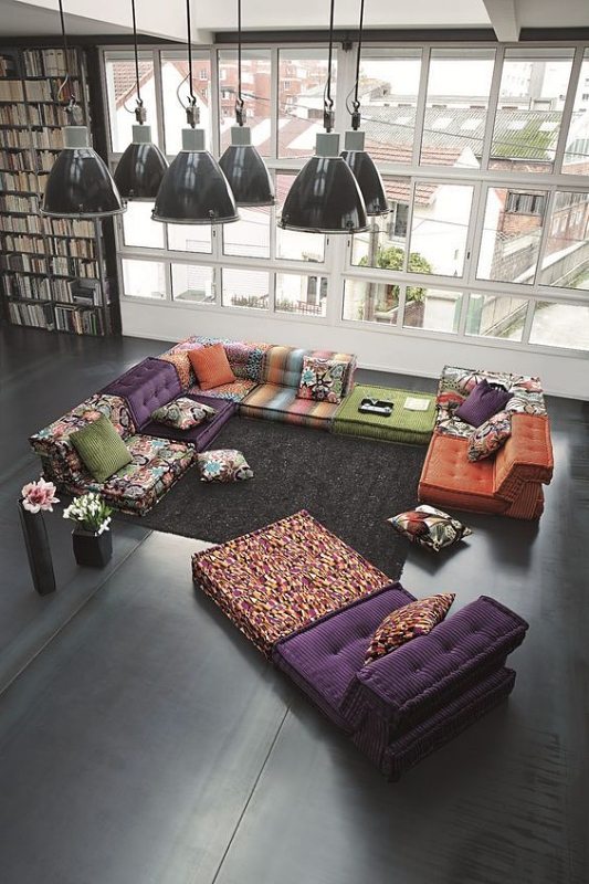 Ruang Tamu Lesehan Sederhana dengan Floor Sofa