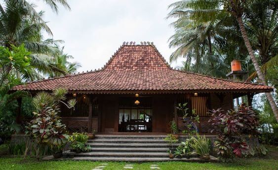 Rumah Jawa Tradisional Sederhana dengan Taman