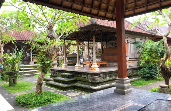 Rumah Stil Bali dengan Taman Khas Bali