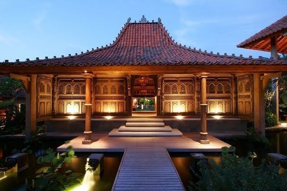 Teras Rumah Jawa Modern dengan Aksen Dinding Kayu Ukir