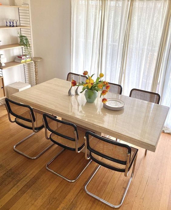 Meja Makan Minimalis dengan Kursi Besi dan Anyaman