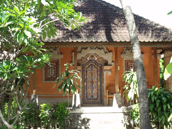 Rumah Bali Sederhana dengan Halaman Sejuk