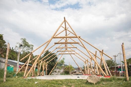 Gapura Bambu dengan Konsep Unfinished Gate