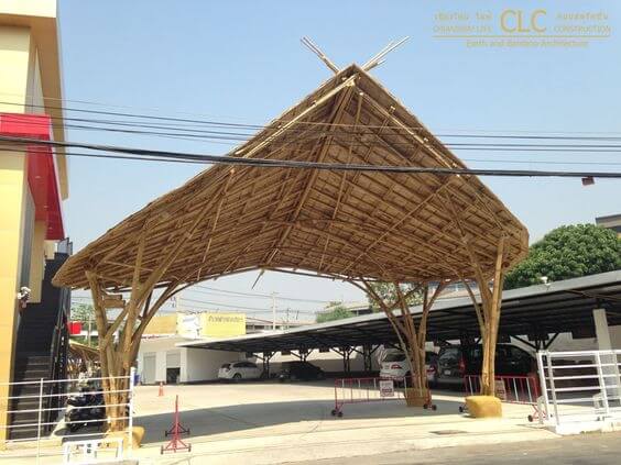 Gapura dengan Atap Anyaman Bambu