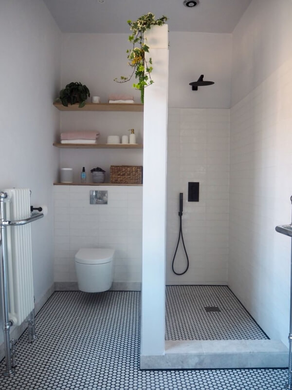 Kamar Mandi dengan Pembatas Toilet dan Shower