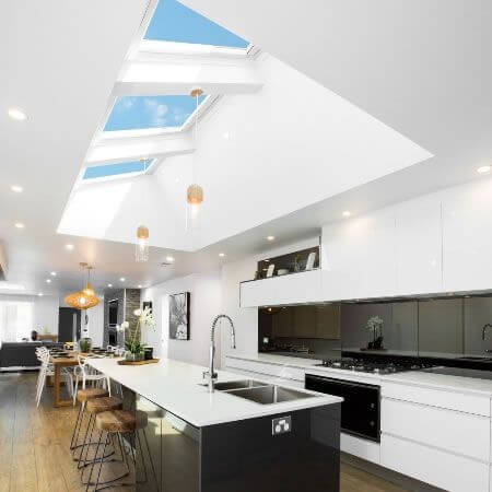Atap Dapur Terang dengan Tiga Kaca Rangka Putih