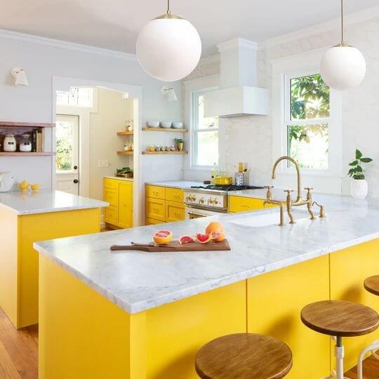 Dapur Kombinasi Putih dan Kuning yang Cerah