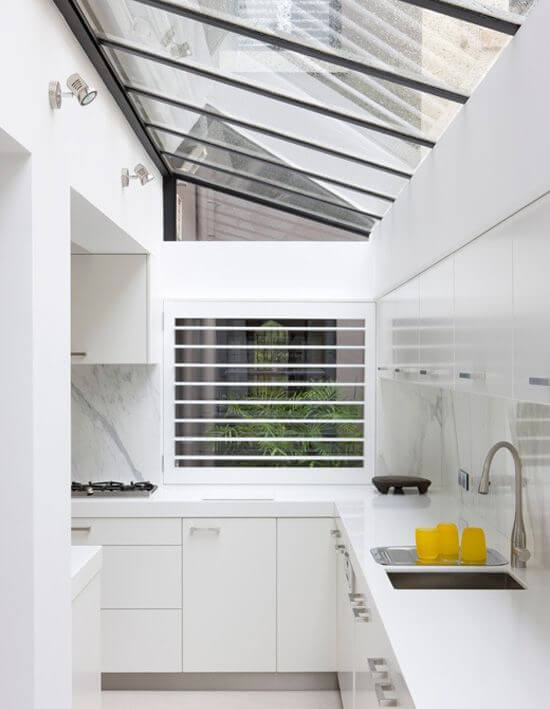 Dapur Terang dengan Atap Kaca Rangka Besi Hitam