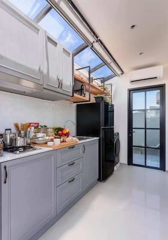Dapur Terang dengan Atap Kaca Skylight