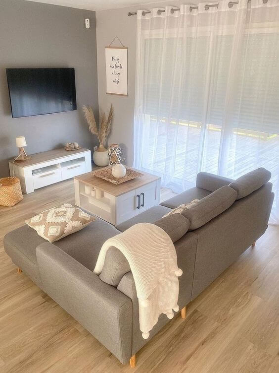 Ruang TV Sederhana dengan Sofa Besar