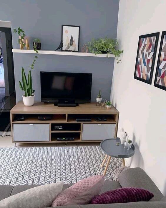 Ruang TV dengan Sofa Keluarga