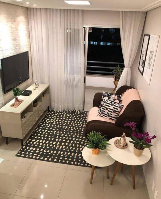 Ruang TV dengan Sofa Single