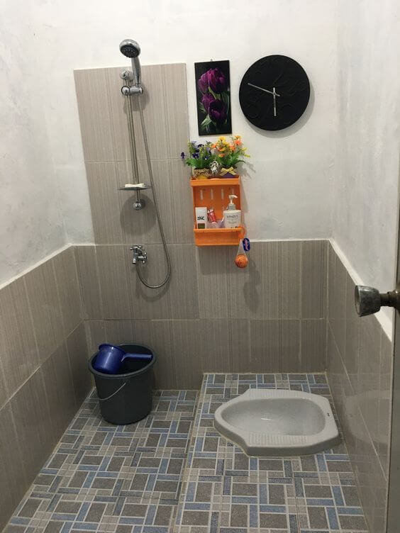 WC Jongkok Sederhana dengan Ember