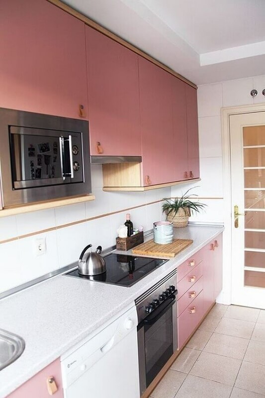 Dapur Bernuansa Pink Tua dengan Putih
