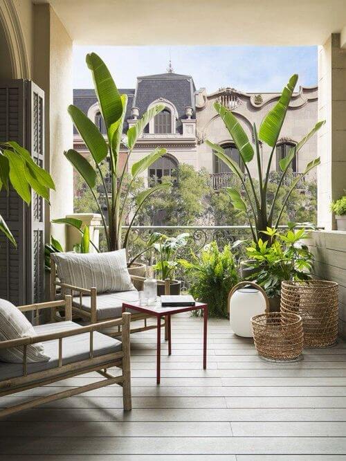 Balkon dengan Perabot Kayu