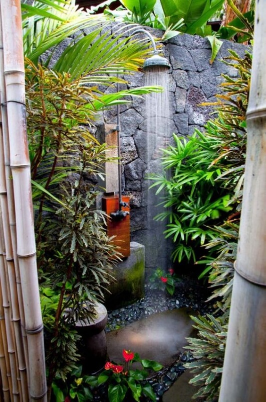 Kamar Mandi Pedesaan dengan Pintu Bambu