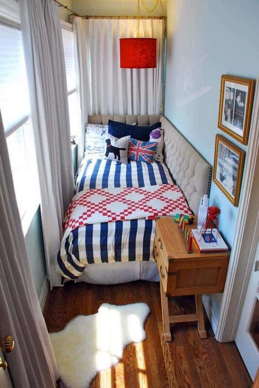 Kamar Tidur Minimalis dengan Banyak Jendela