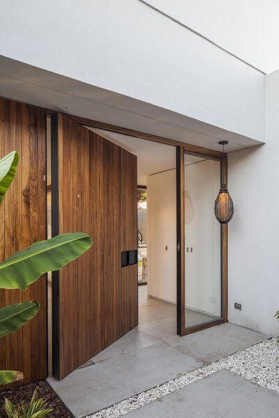 Pintu Rumah Ukuran Lebar dengan Kombinasi Kaca