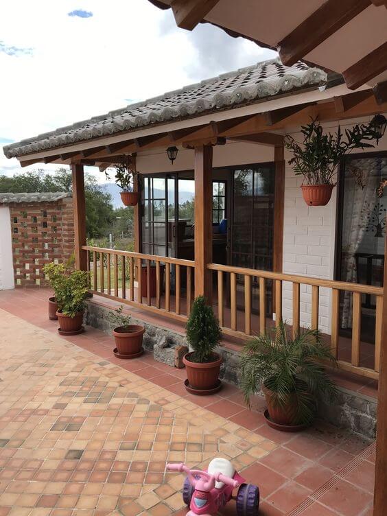 Rumah Kayu Sederhana Cantik dengan Railing Wood