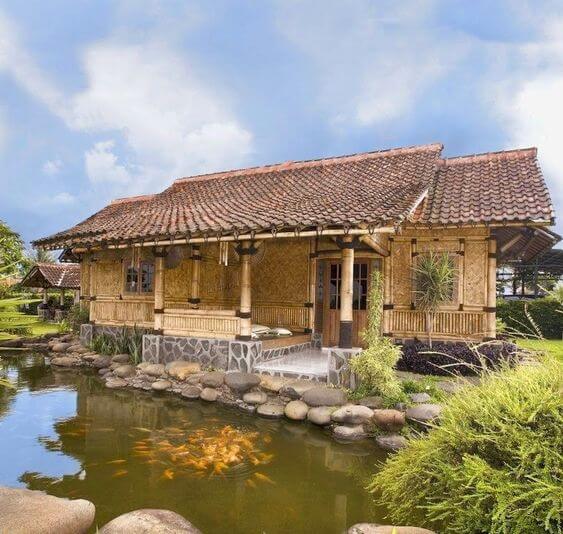 Rumah Bilik Anyaman Bambu dengan Kolam Ikan