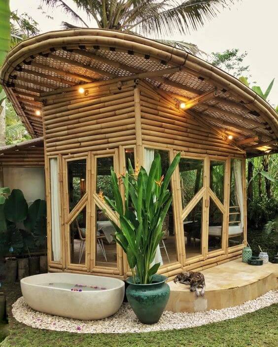 Rumah Bambu Antik dan Unik