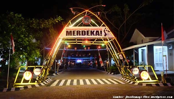 Menghias Gapura Kemerdekaan Indonesia dengan Lampu Hias