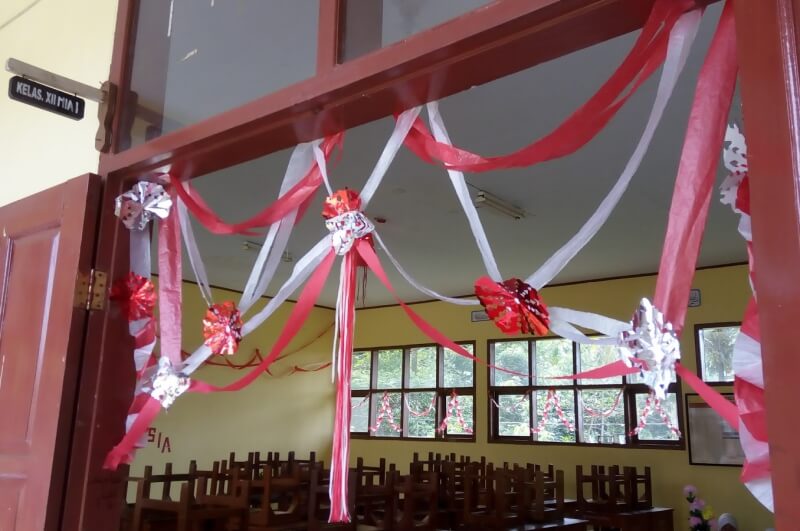 Menghias Pintu Masuk Kelas untuk Menyambut Kemerdekaan Indonesia