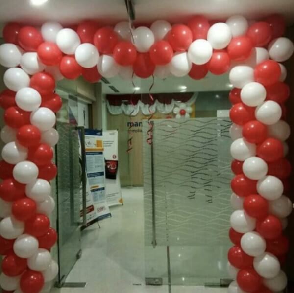 Menghias Pintu Masuk dengan Balon Merah Putih Menyambut HUT RI