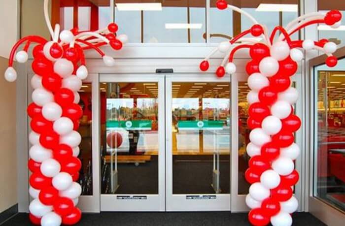 Menghias Pintu Masuk dengan Balon Merah Putih Menyambut Kemerdekaan RI